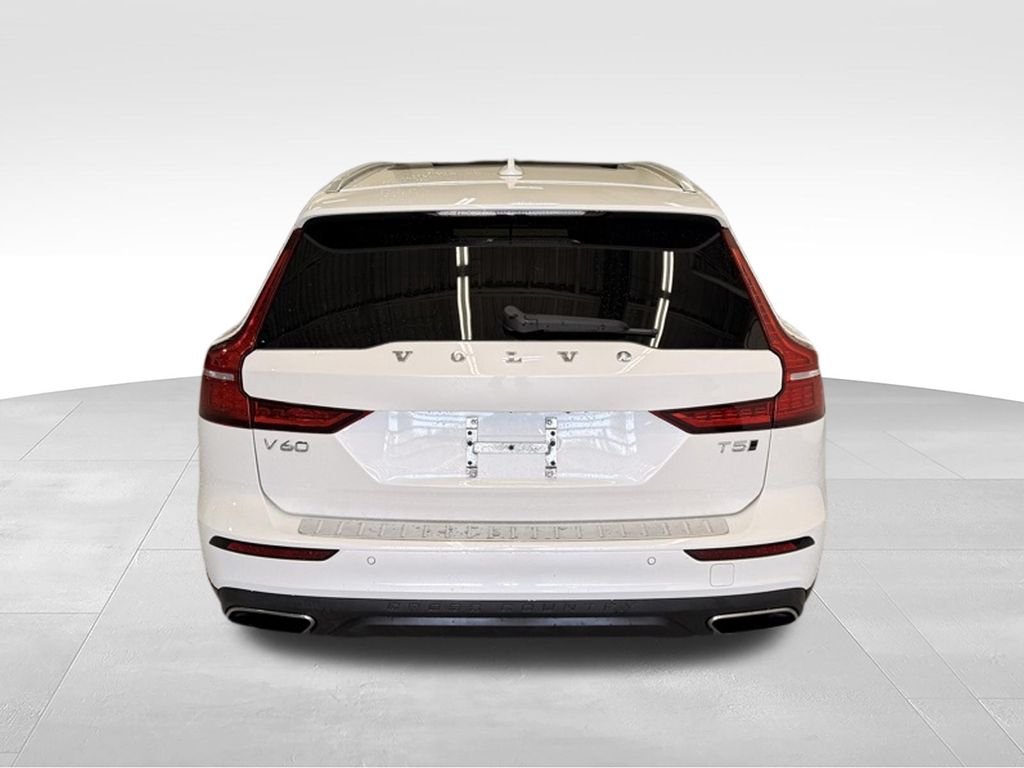 Used 2022 White Volvo  image 4