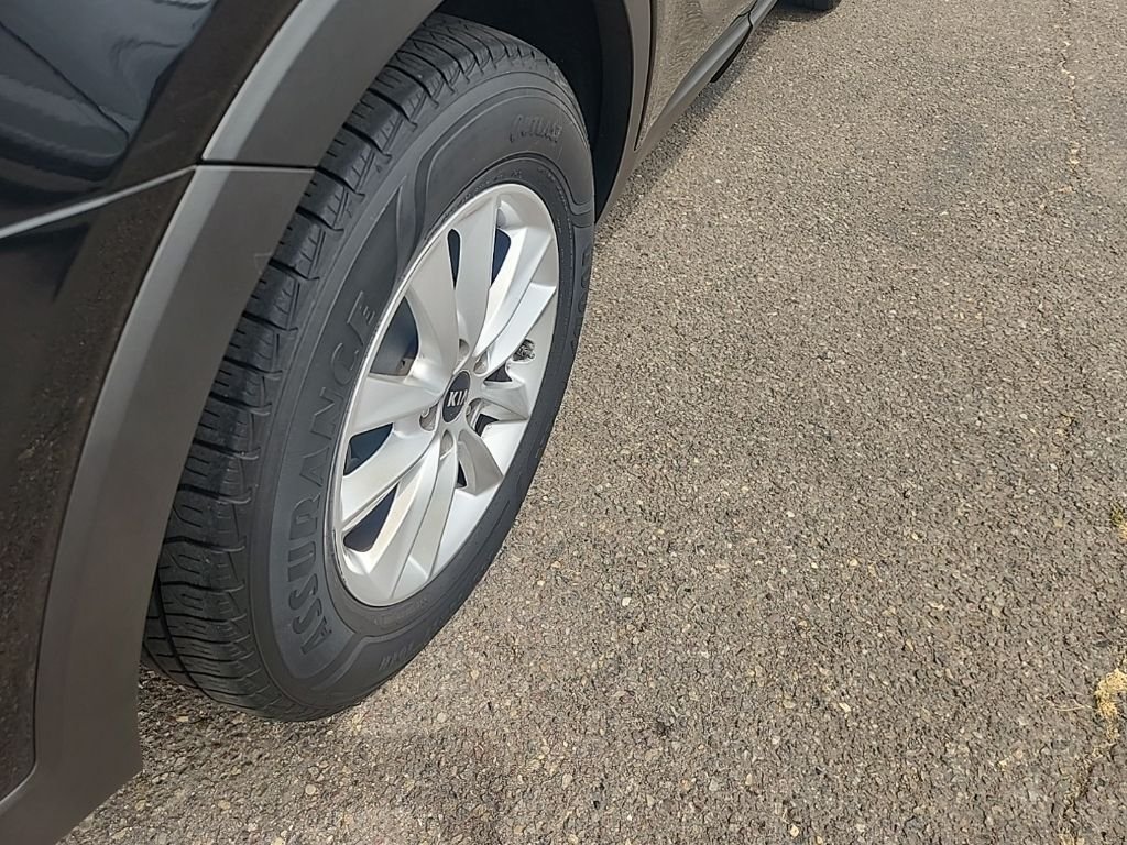 Used 2019 Black Kia L image 15
