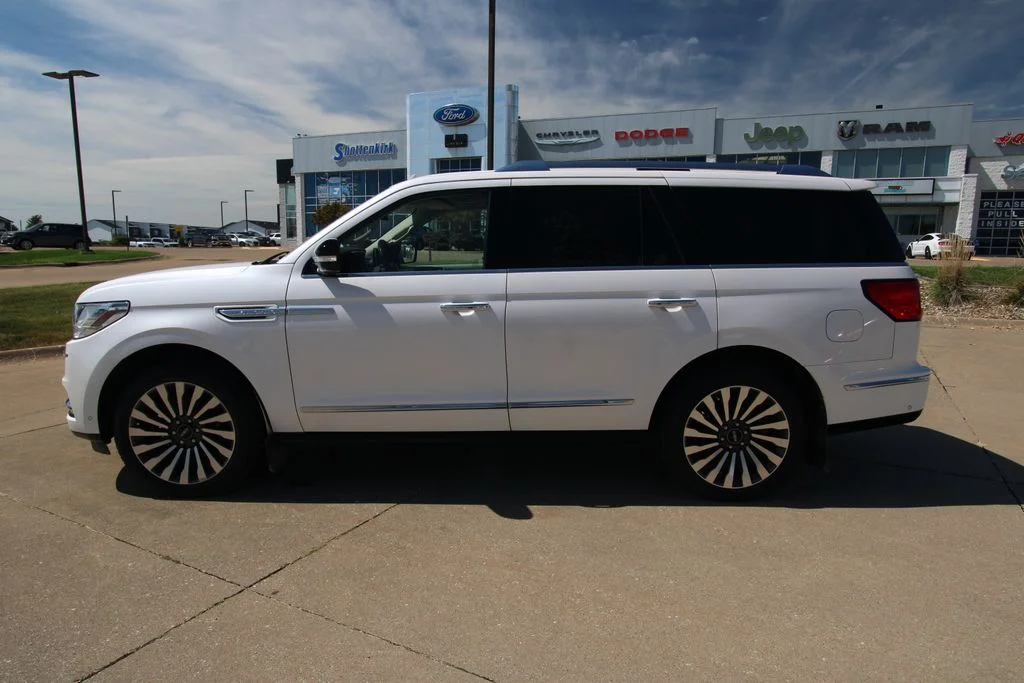 Used 2019 White Platinum Tri-Coat Metallic Lincoln Reserve image 18