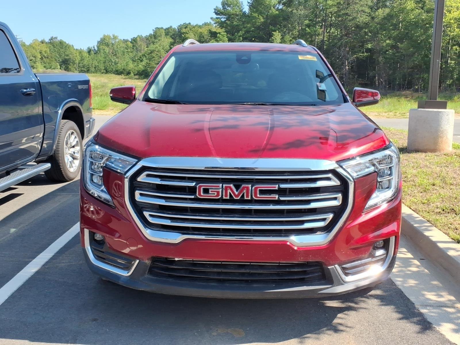 Used 2023 Volcanic Red Tintcoat GMC SLT image 4