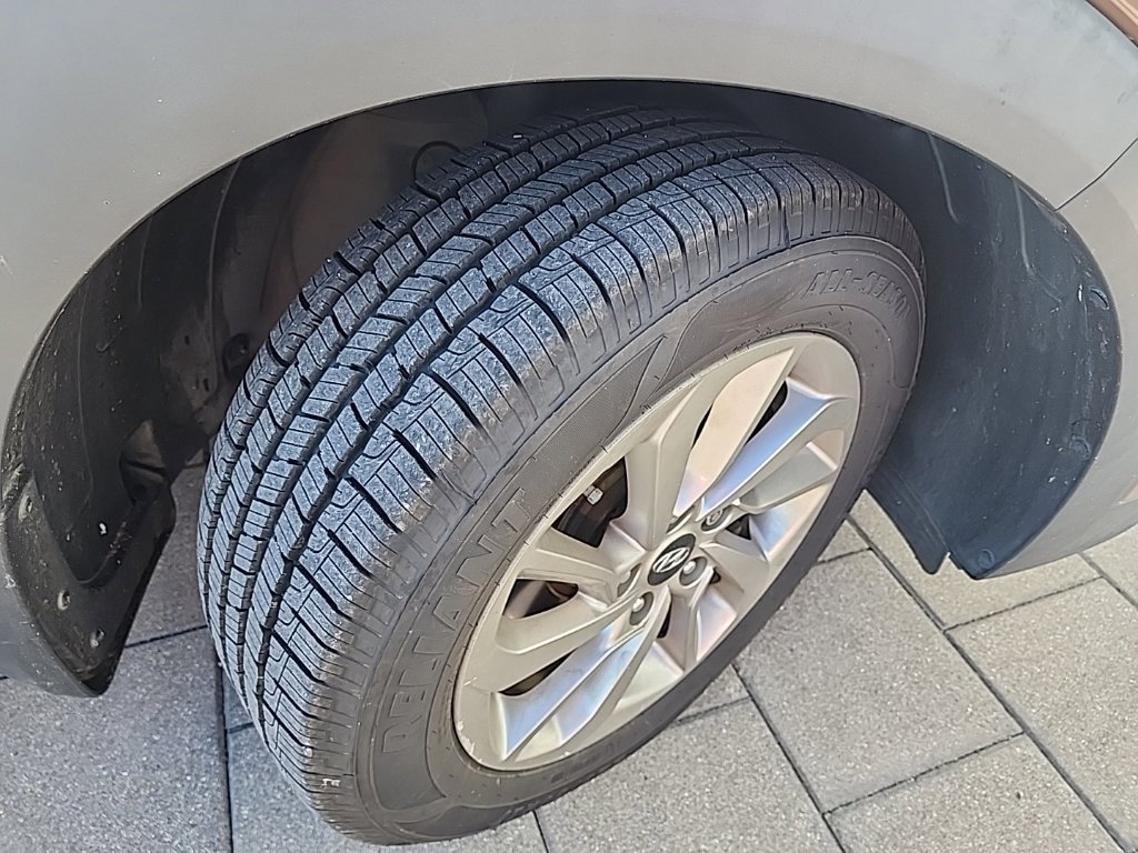 Used 2017 Beige Hyundai SE image 4
