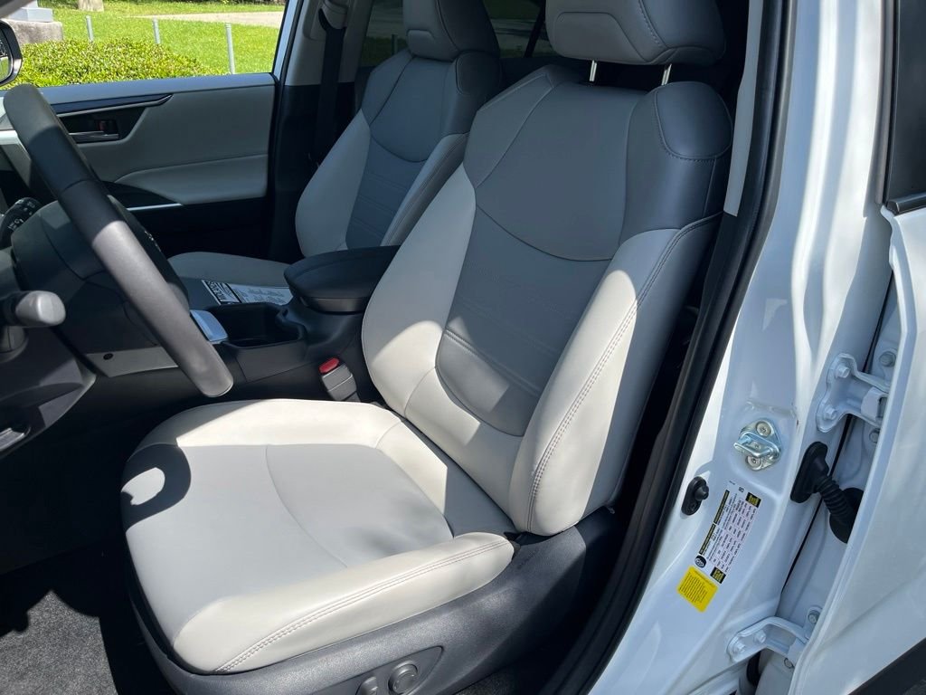 Used 2025 Beige Toyota XLE Premium image 26