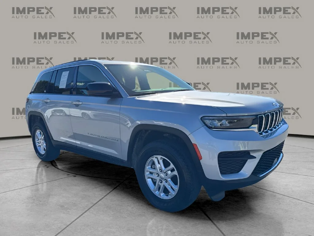 Used 2024 Silver Jeep Laredo image 7