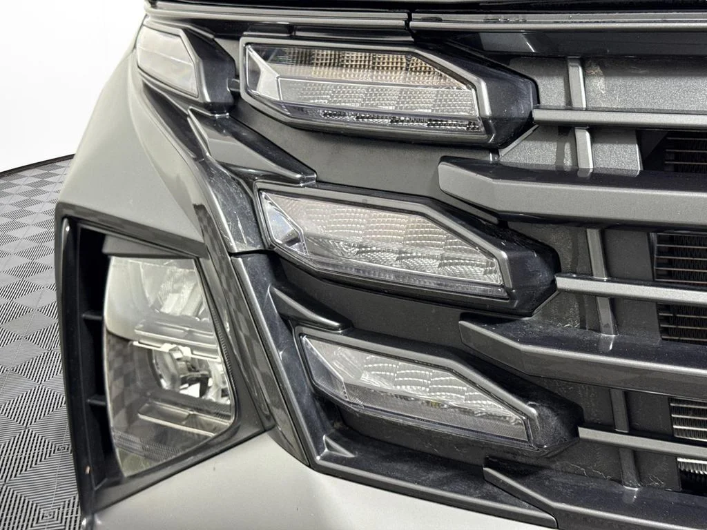 Used 2025 Gray Hyundai SEL Convenience image 17