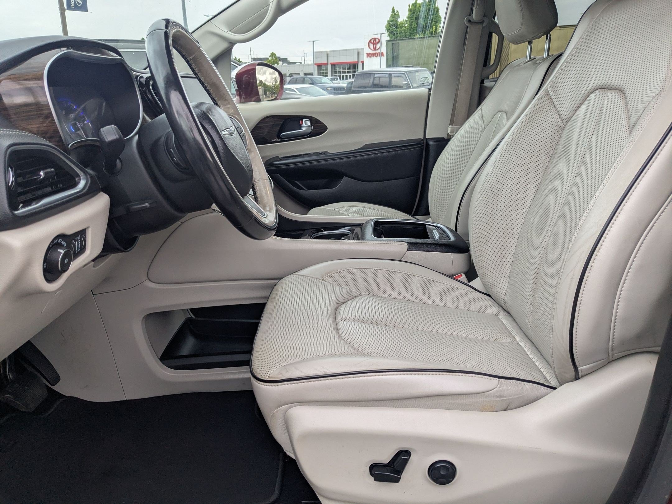 Used 2021 Velvet Red Pearlcoat Chrysler Limited image 15
