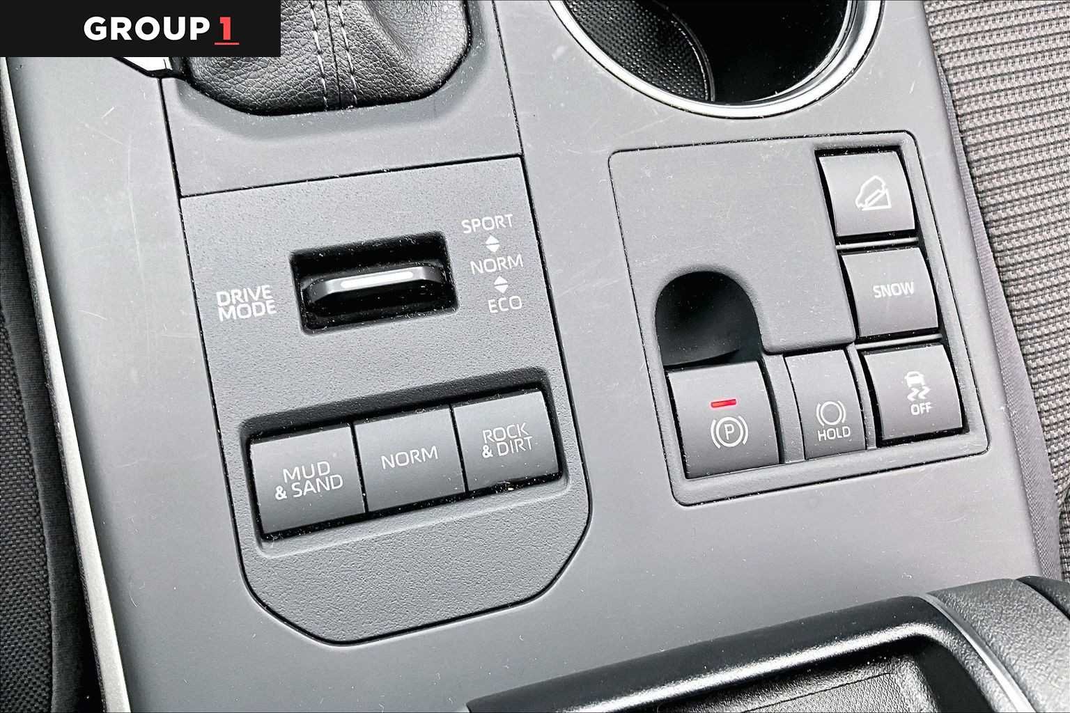 2025 Toyota Highlander LE - Photo 35