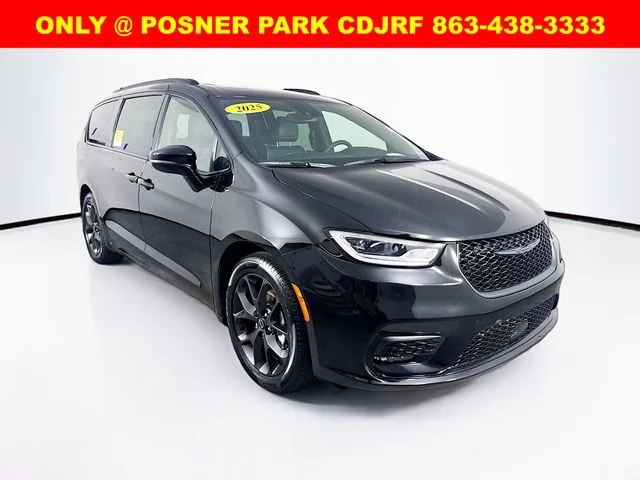 2025 Chrysler Pacifica Limited's photo