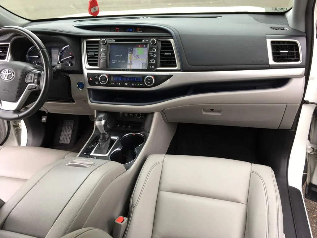 Used 2019 White Toyota XLE image 35
