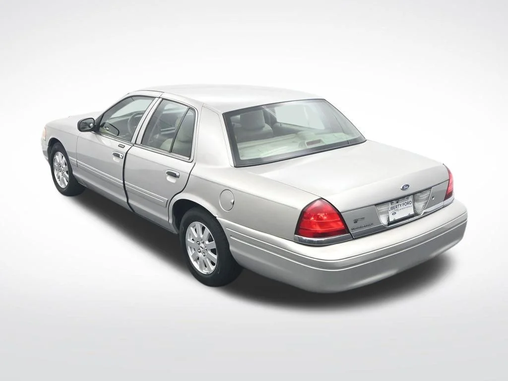 Used 2006 Silver Ford LX image 29