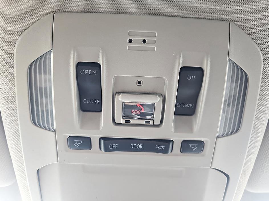 Used 2021 Blizzard Pearl Toyota Hybrid XLE image 29