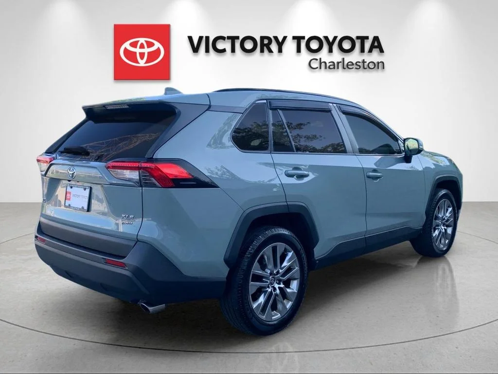 Used 2020  Toyota XLE Premium image 7