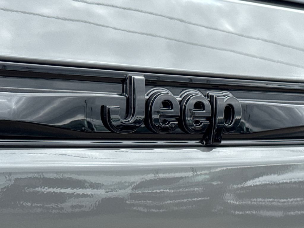 New 2027 Sting-Gray Clearcoat Jeep Laredo Altitude image 12