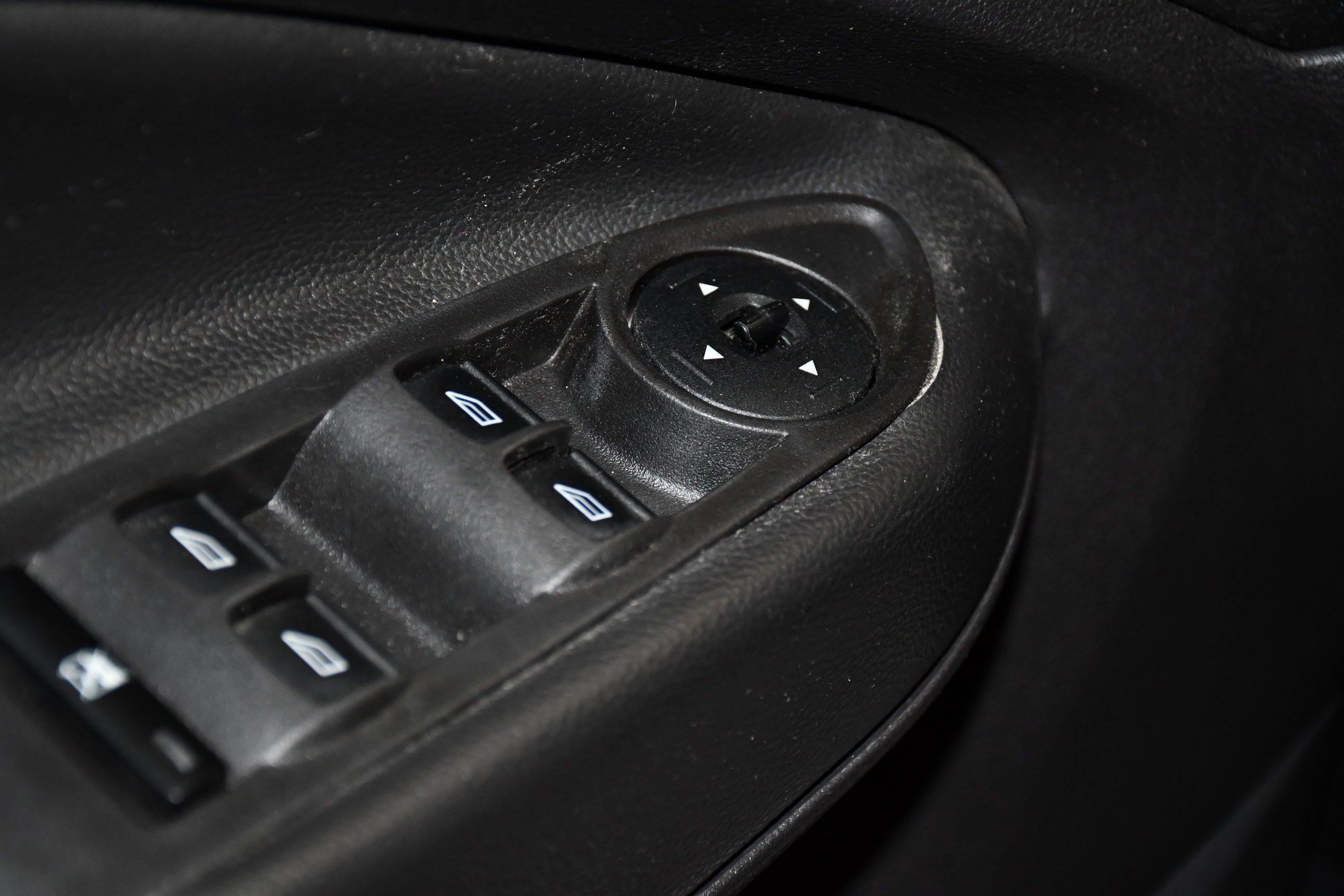 Used 2015 Ruby Red Metallic Ford SE image 33