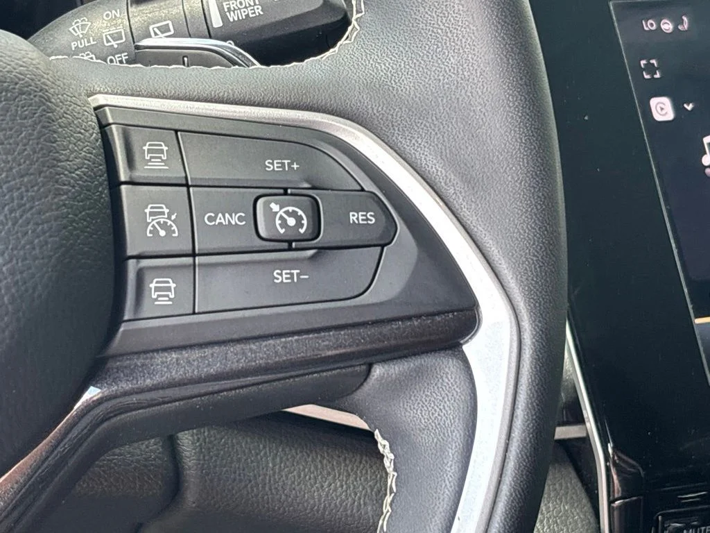 Used 2023 Red Jeep Altitude image 29