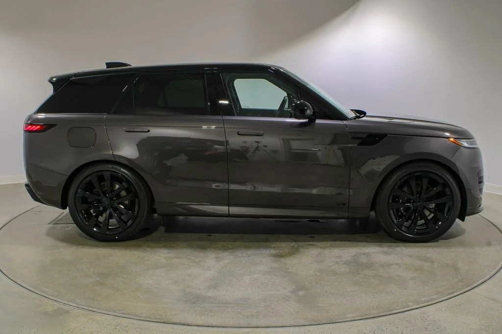 New 2026 Charente Grey Land Rover Dynamic SE P530 V8 image 6
