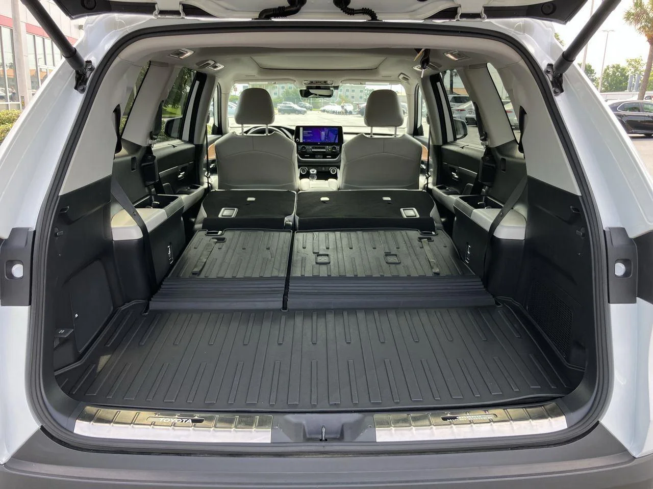 Certified Used 2025 White (Wind Chill Pearl) Toyota Limited image 30