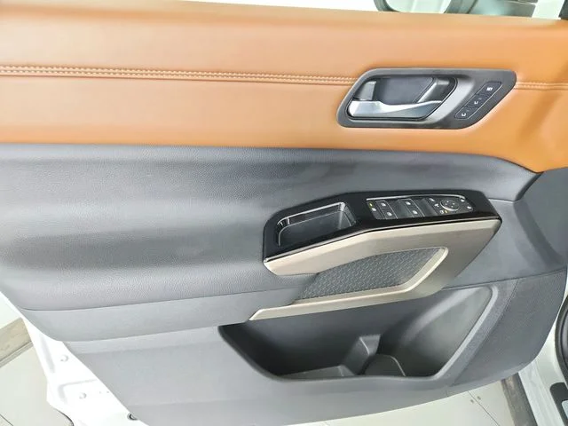 Used 2025 Silver Nissan Platinum image 40