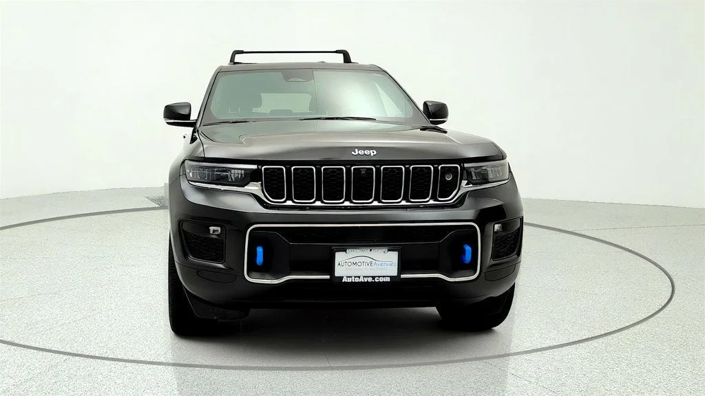 Used 2023 Rocky Mountain Pearlcoat Jeep Overland 4x4 w/ Adv ProTech III & Luxury Tech IV image 2