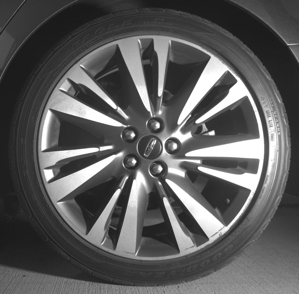 Used 2017 Gray Lincoln Reserve image 12
