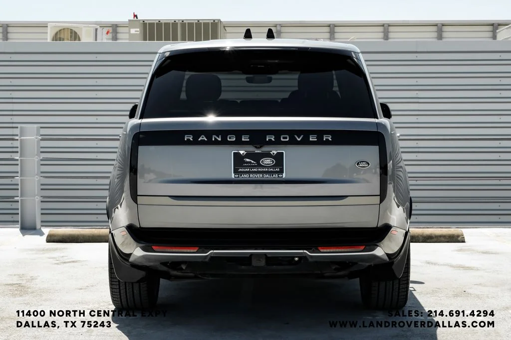 Used 2023 Grey Land Rover SE image 7