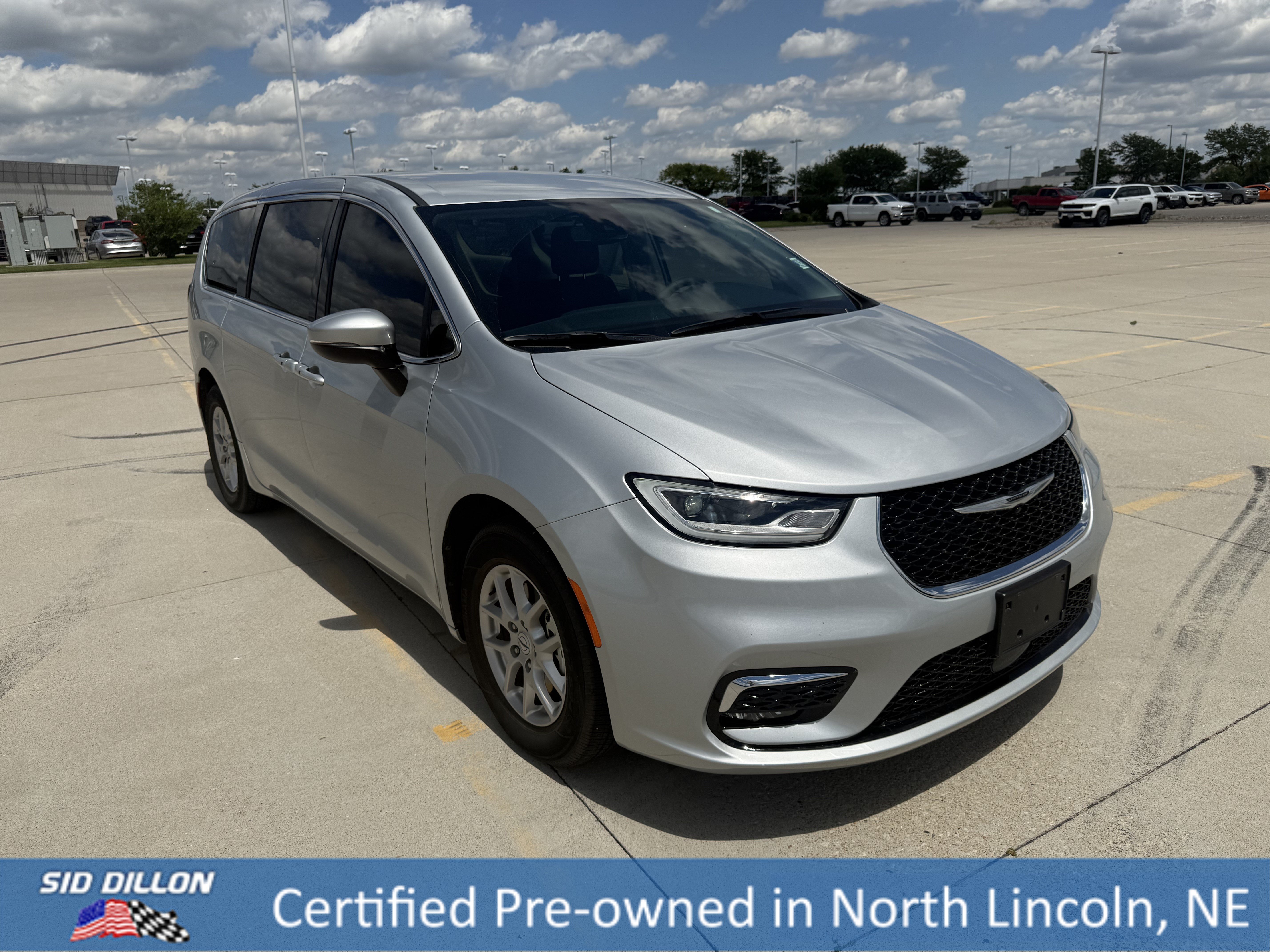 Used 2023 Silver Mist Clearcoat Chrysler Touring L image 6