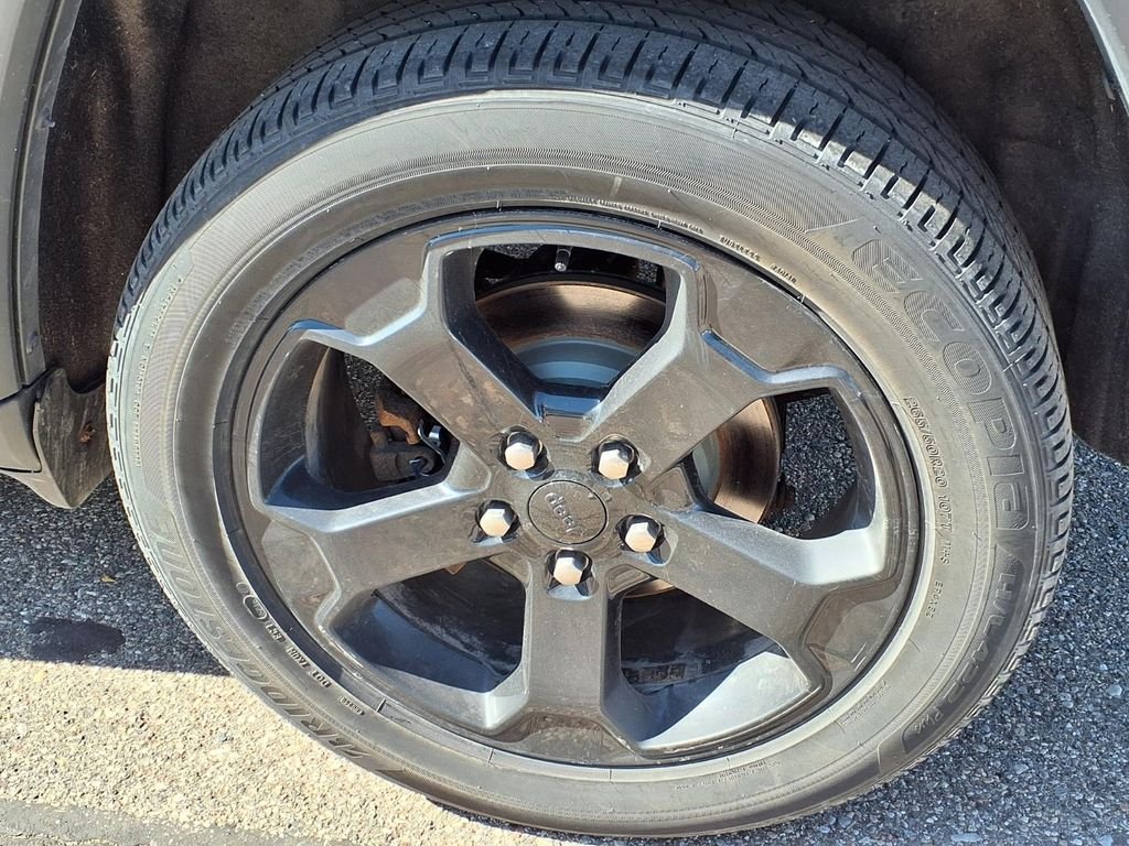 Used 2020 Gray Jeep Laredo image 7
