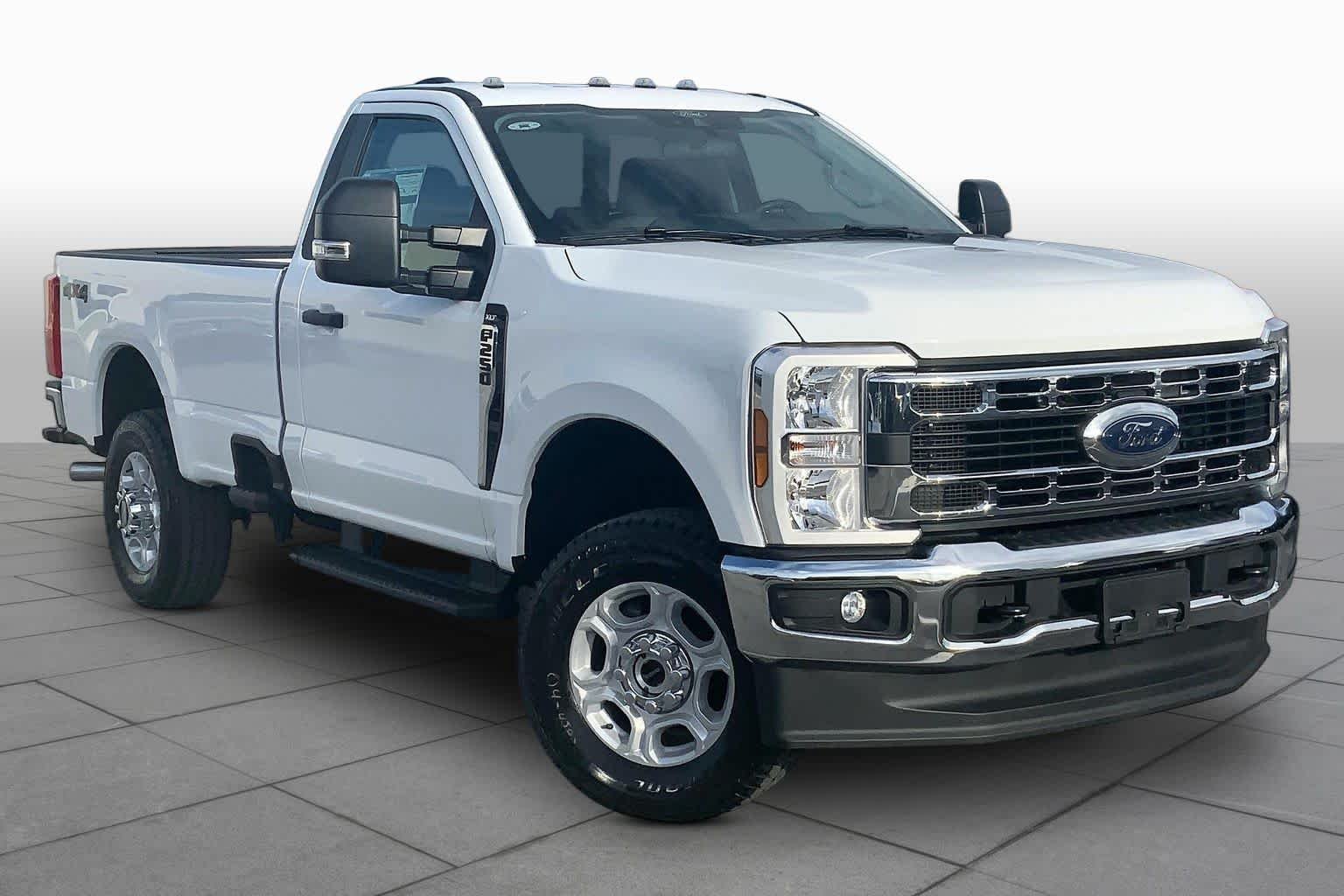 Certified Used 2025 Oxford White Ford XLT image 3