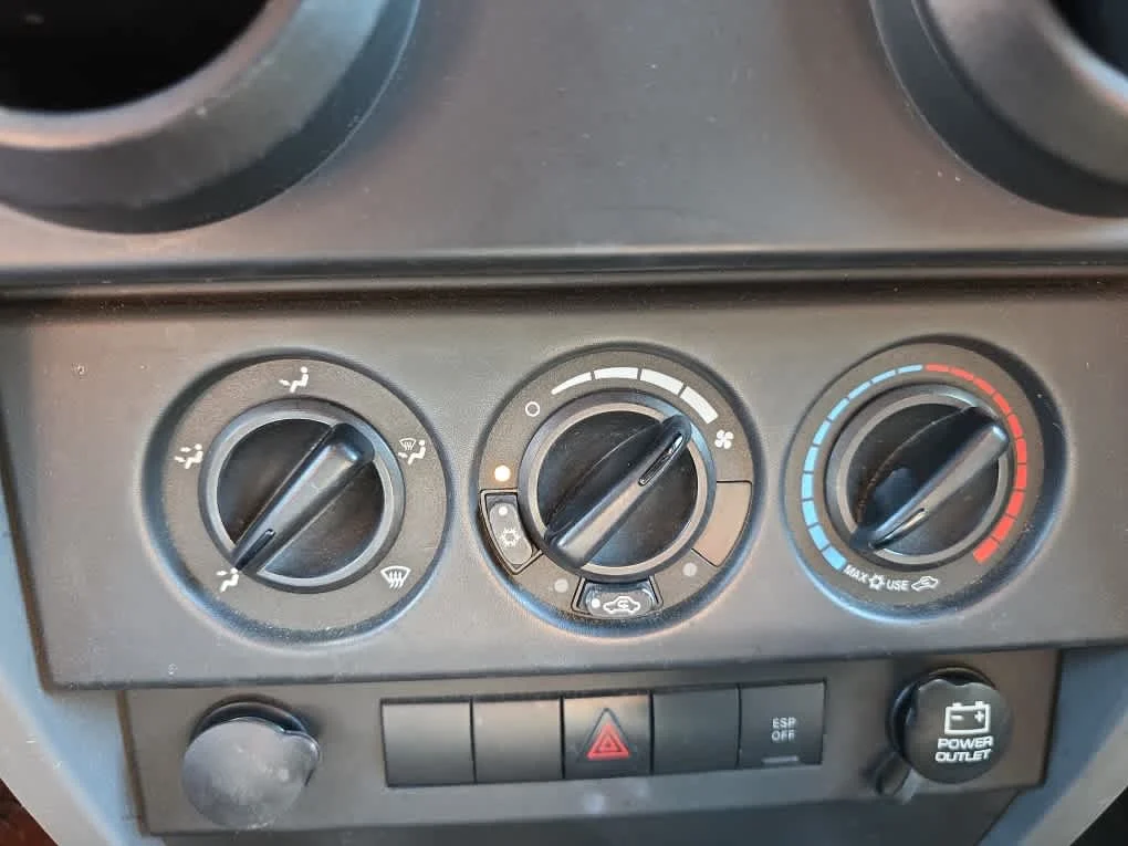 Used 2008 Red Rock Crystal Pearl Jeep X image 12