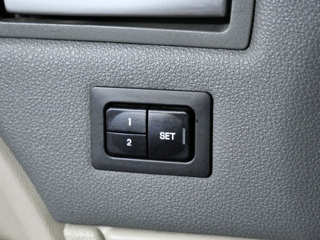 Used 2008  Mercury Premier image 24