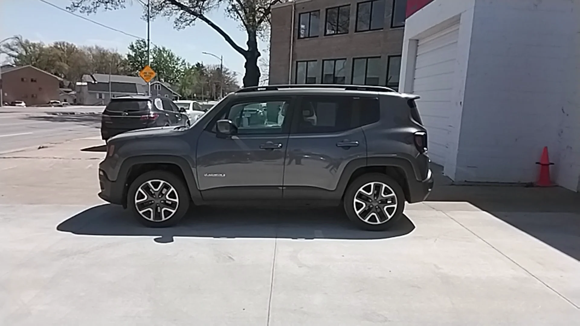 Used 2017 Gray Jeep LATITUDE image 8