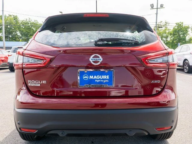 Used 2022 Red Nissan S image 7