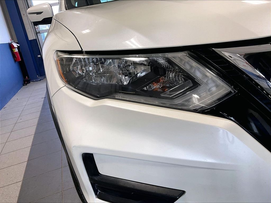 Used 2018 White Nissan SV image 33