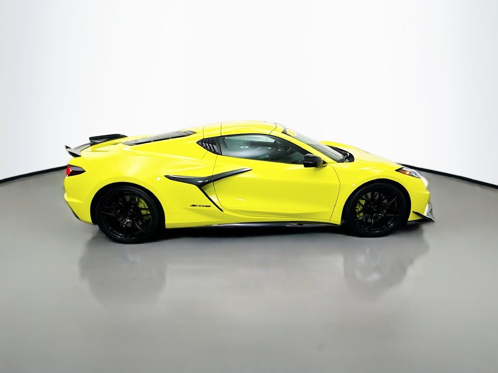Used 2023 Yellow Chevrolet Z06 image 9