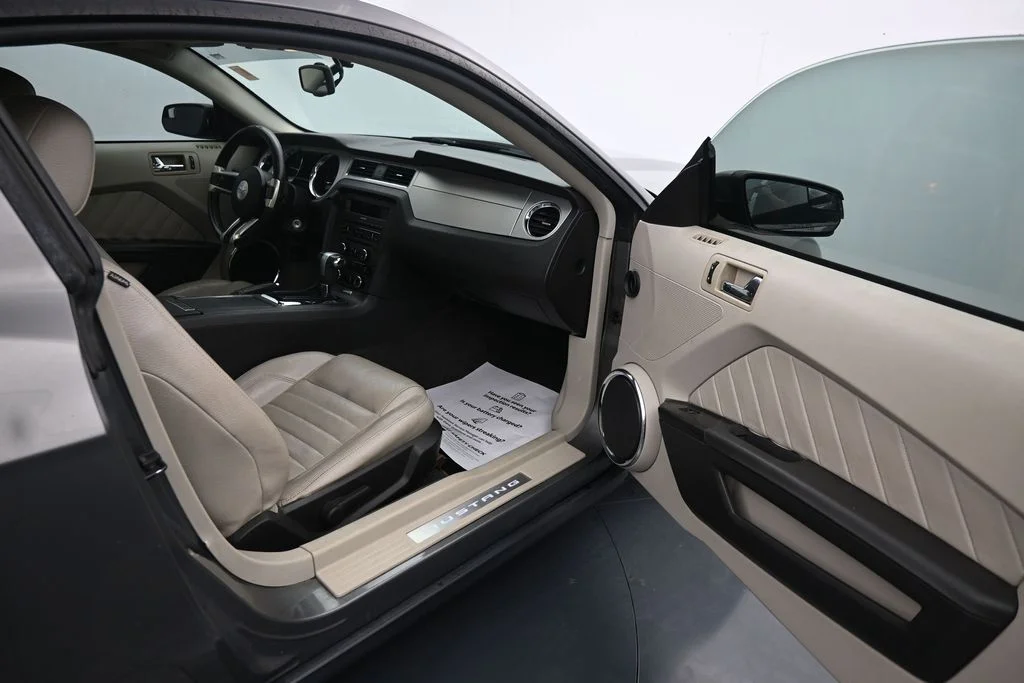 Used 2011  Ford V6 Premium image 10