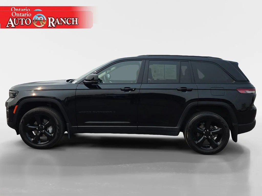 Certified Used 2023 Diamond Black Crystal Pearlcoat Jeep Limited image 2