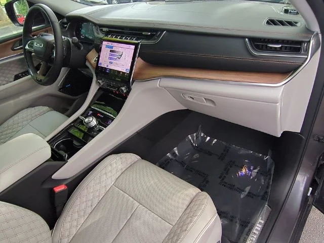 Used 2022 Gray Jeep Summit 4xe image 38