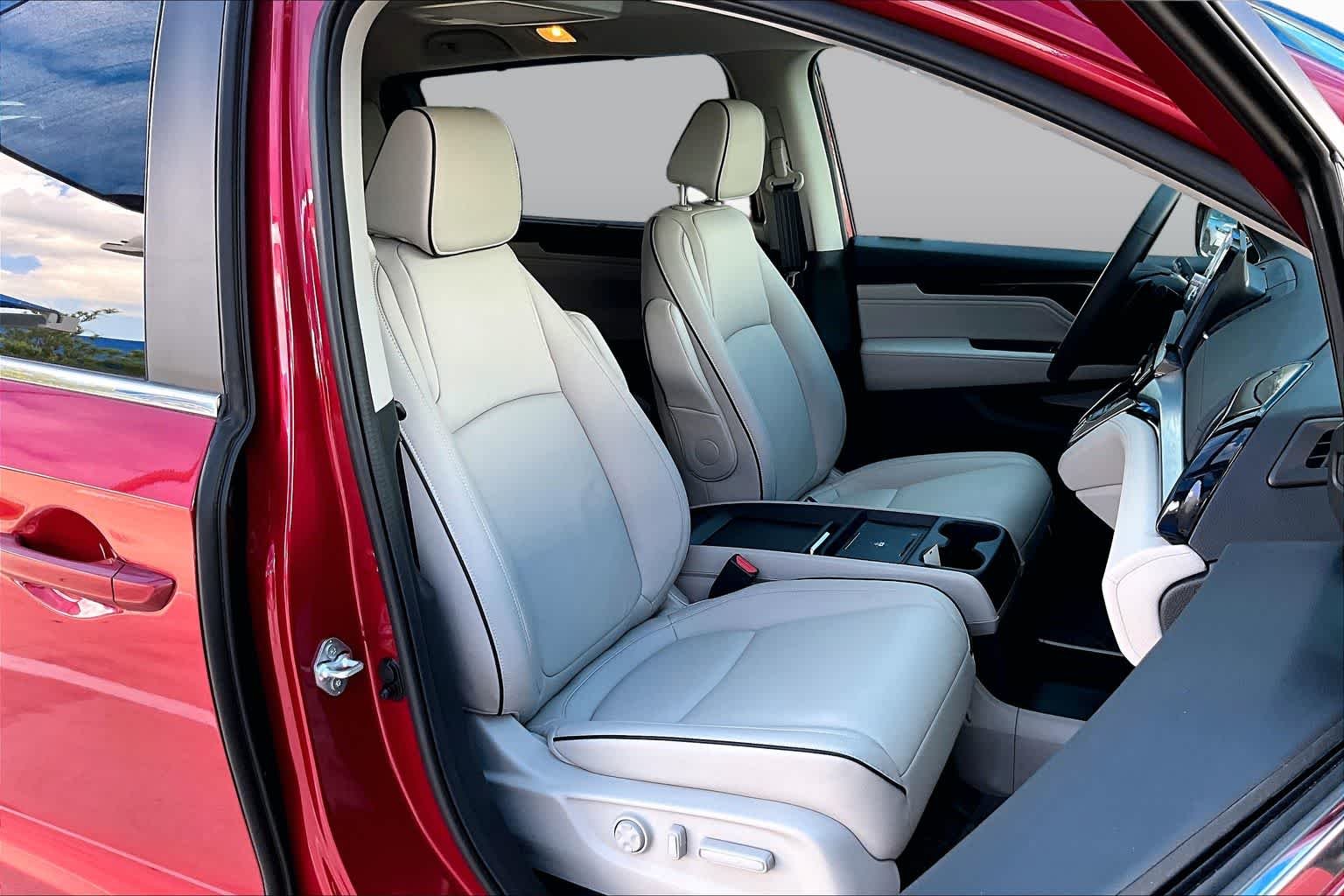 Used 2026 Radiant Red Metallic II Honda Touring image 9
