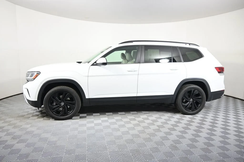 Used 2022 Volkswagen Atlas SE w/Tech with VIN 1V2KR2CA6NC529181 for sale in Forest Lake, Minnesota