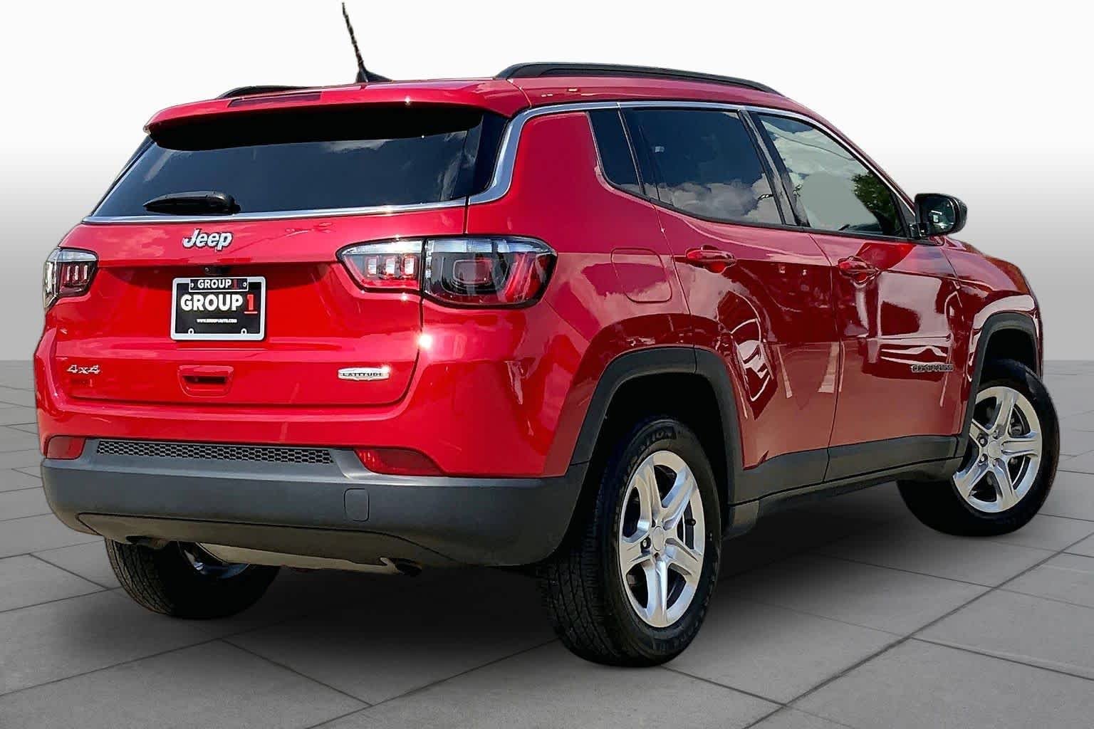 Used 2024 Red Hot Pearlcoat Jeep Latitude image 13