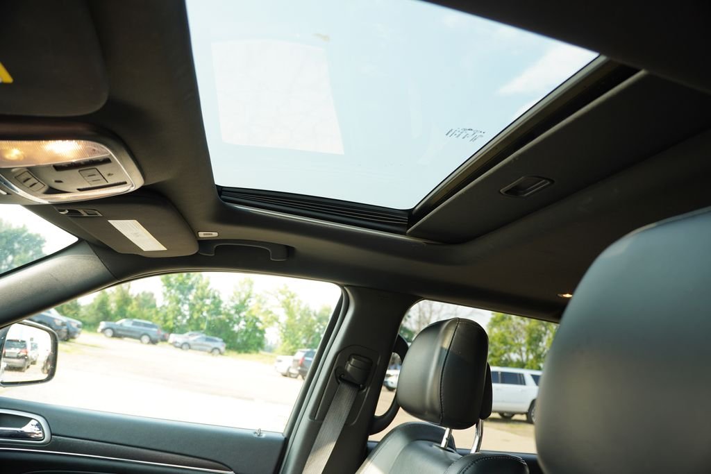 Used 2018 White Jeep Limited image 6