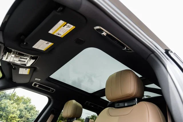 New 2026 Black Land Rover SE image 5
