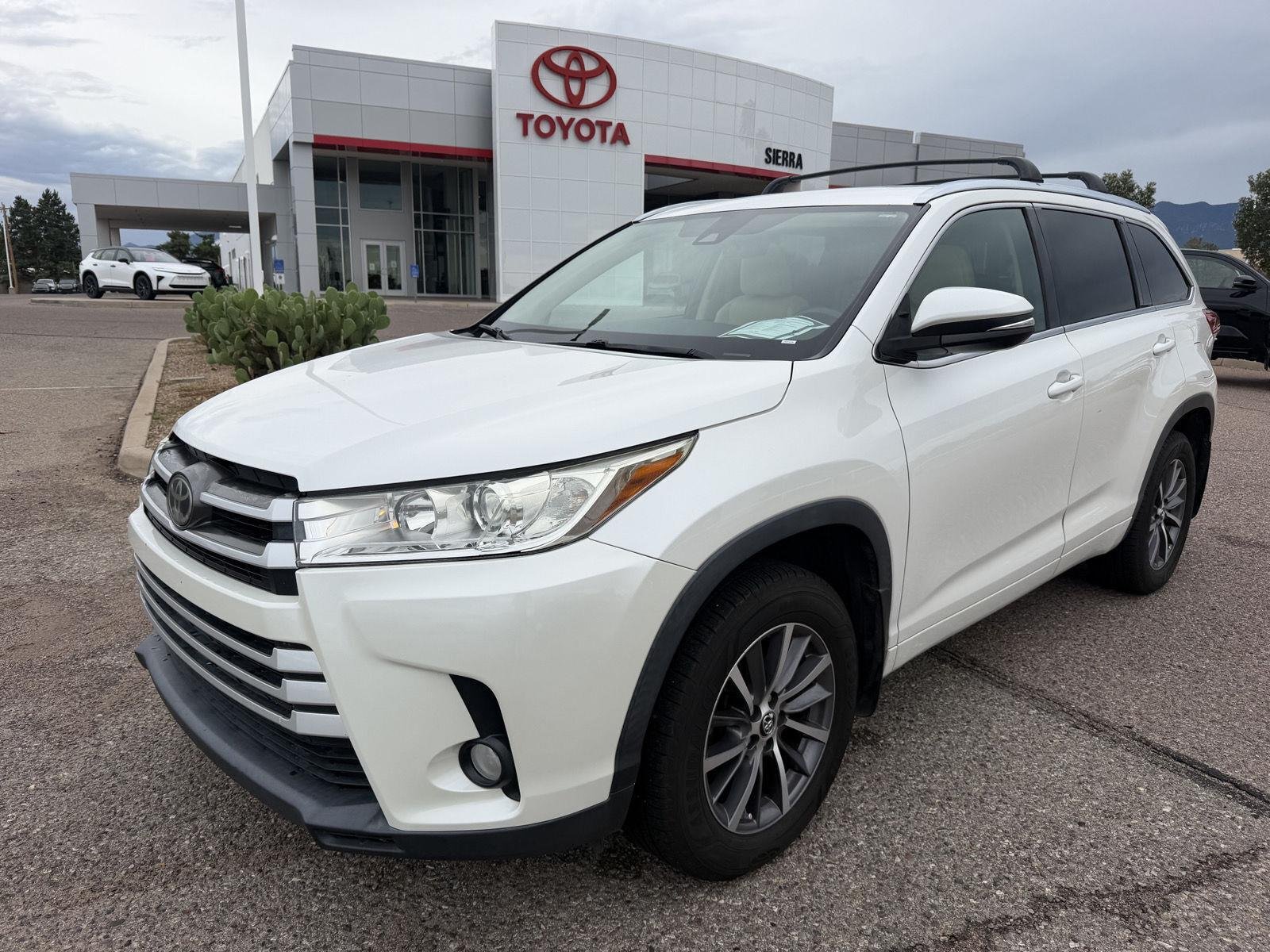 Used 2017 Blizzard Pearl Toyota XLE image 1