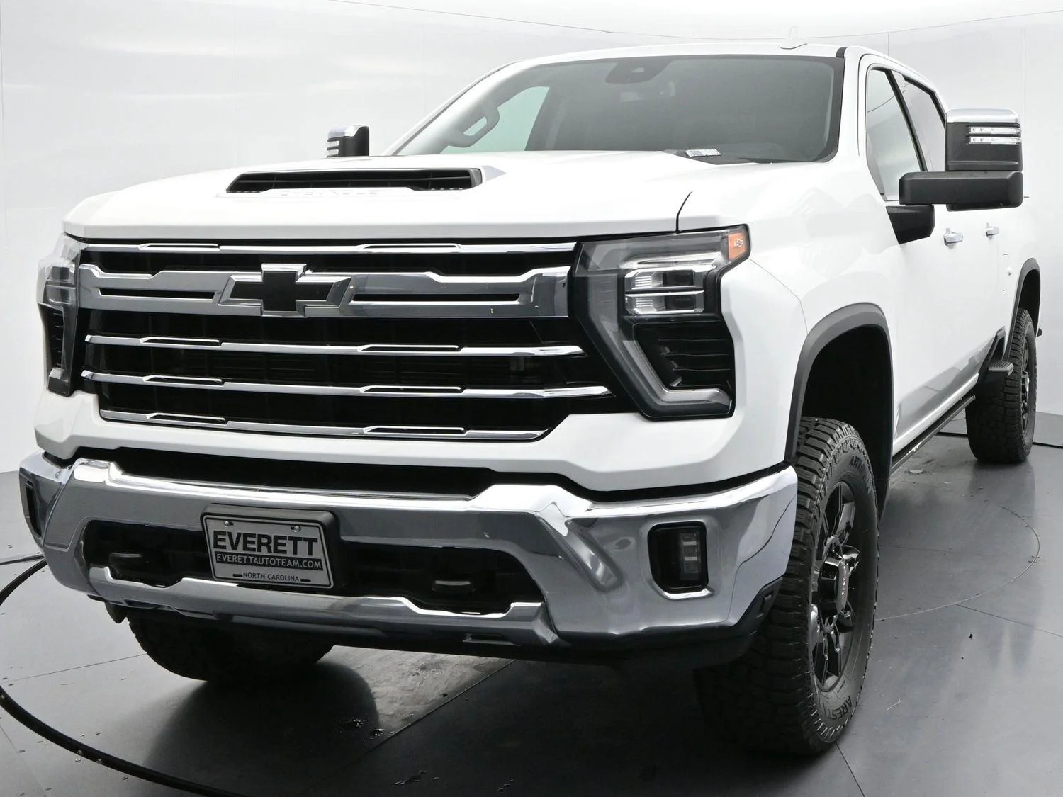 Used 2024 Summit White Chevrolet LTZ image 3
