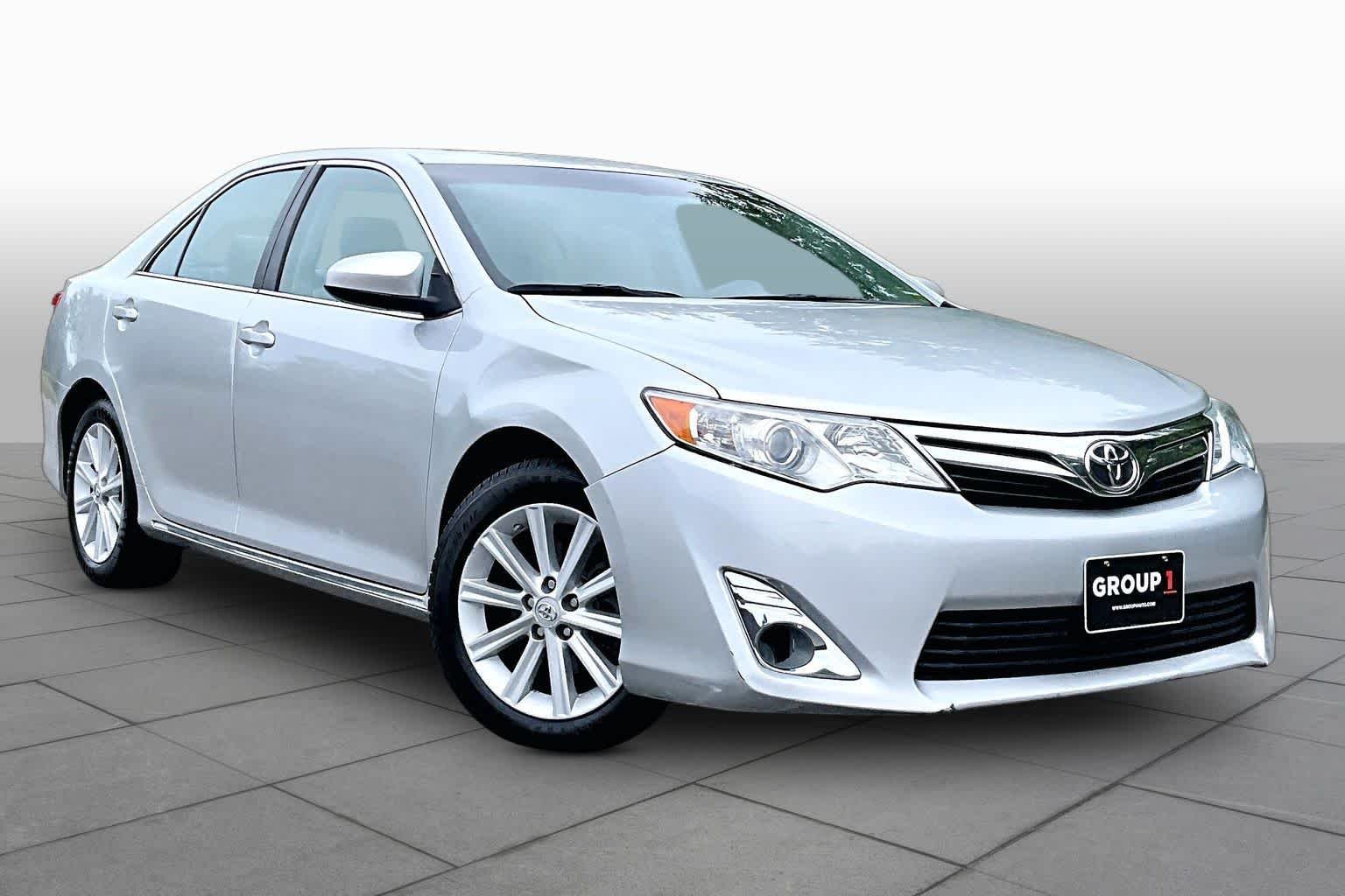 Used 2013 Classic Silver Metallic Toyota XLE image 3