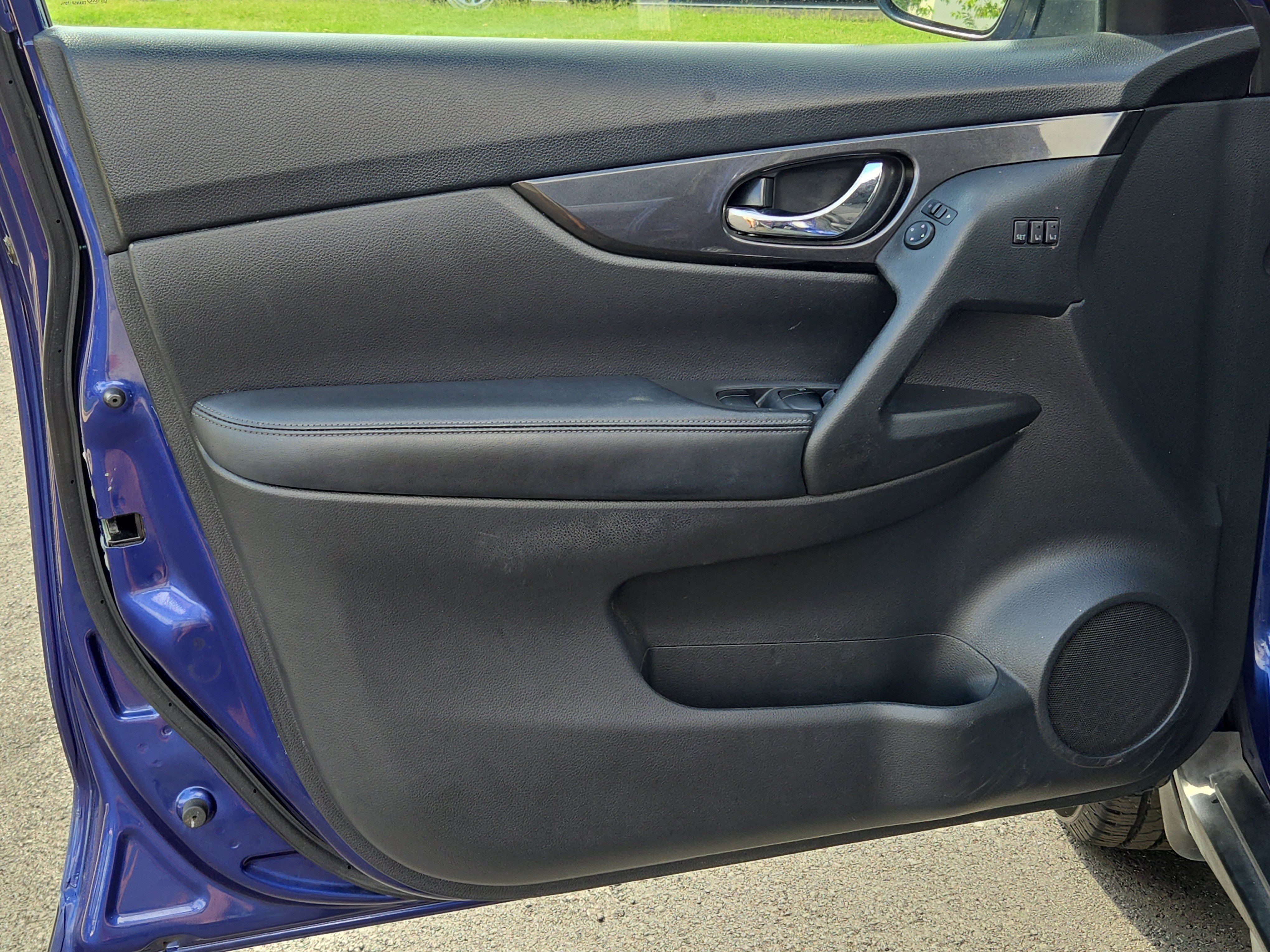 Used 2018 Blue Nissan SV image 16