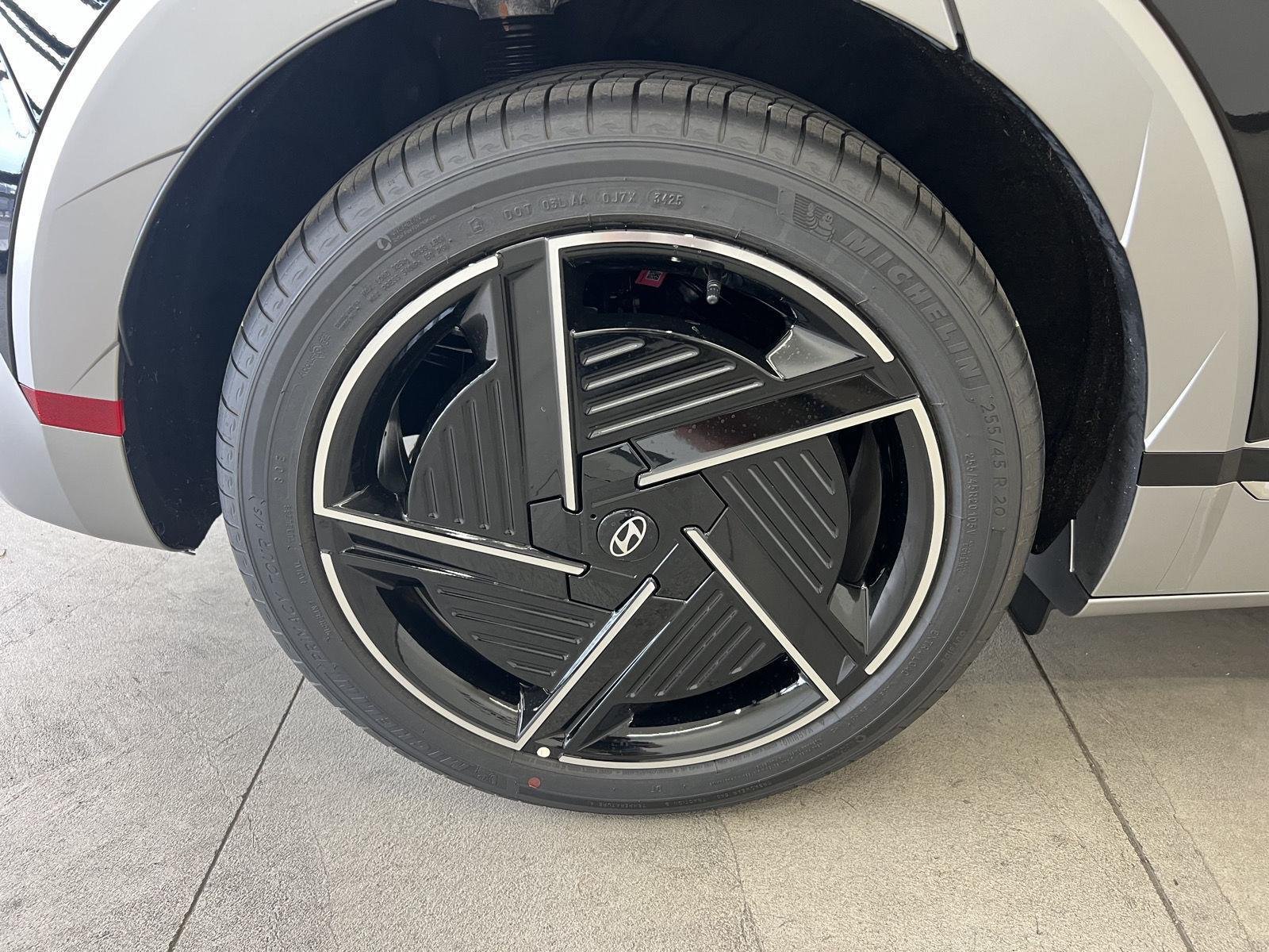 2026 Hyundai IONIQ 5 Limited - Photo 9