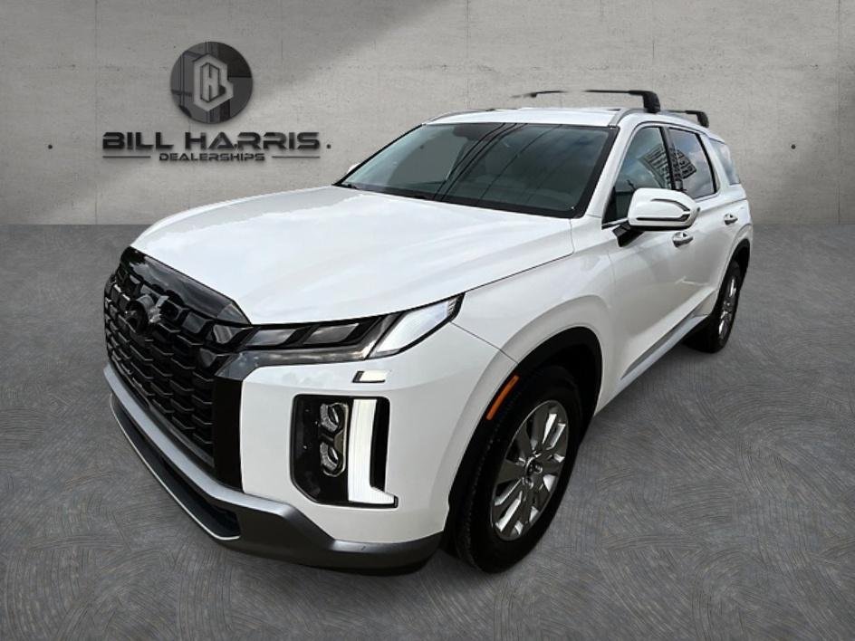 Used 2023 White Hyundai SEL image 1