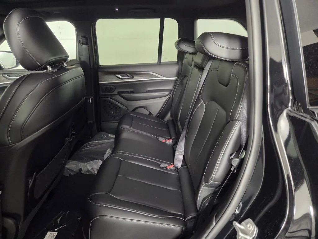 New 2026 Diamond Black Crystal Pearl-Coat Exterior Paint Jeep Limited image 16