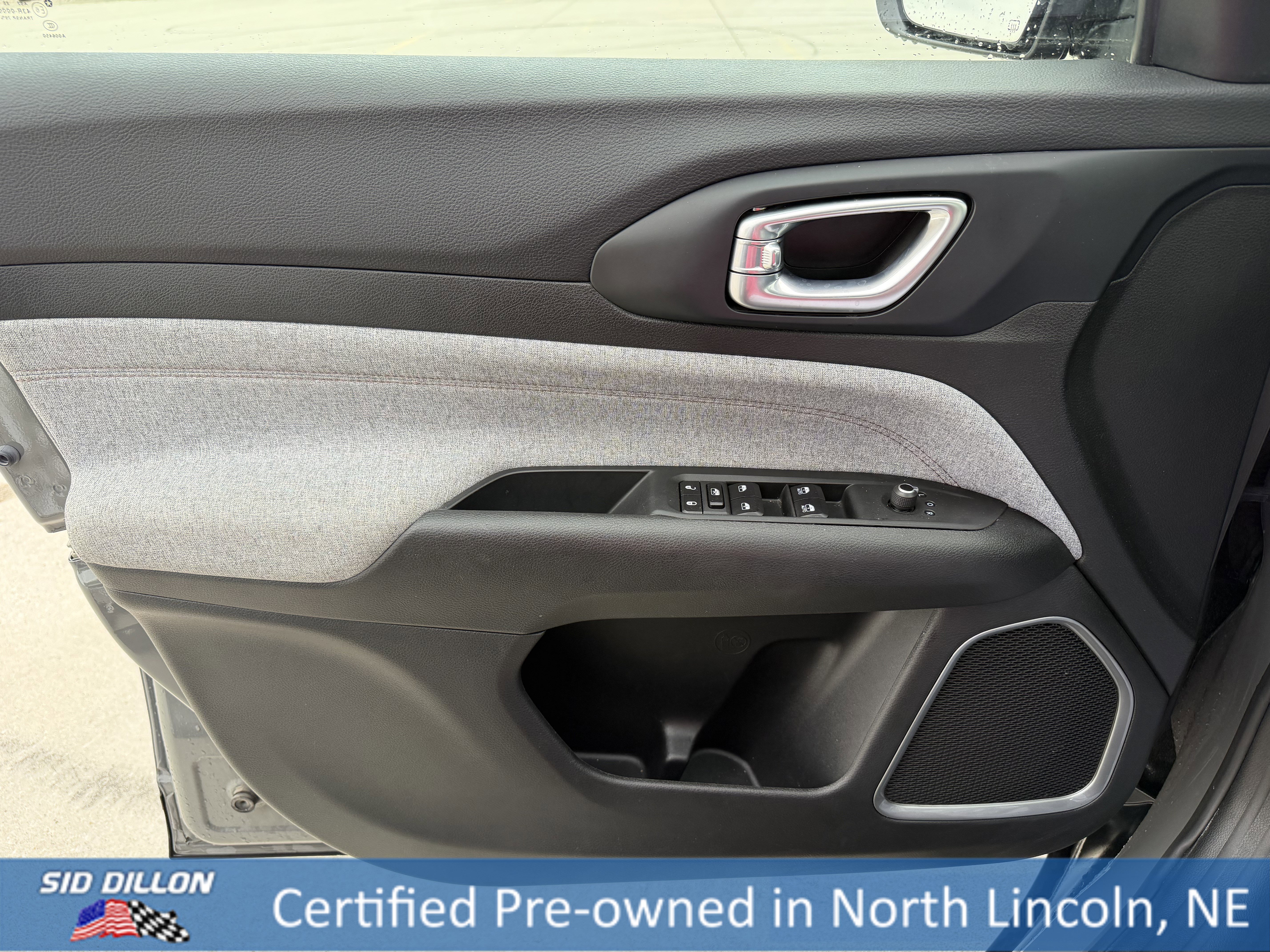 Used 2023 Sting-Gray Clearcoat Jeep Latitude Lux image 19