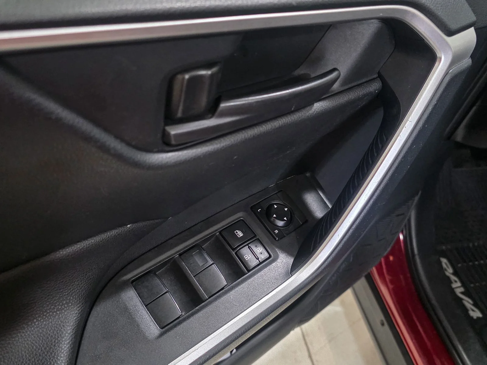 Certified Used 2019 Pearl Toyota LE image 18